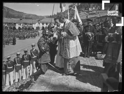 Fernando Cento, nuncio papal, celebrando la eucaristía en Plaza de Armas del Cuzco dentro del marco del Segundo Congreso Eucarístico Diocesano del Cuzco