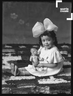 Retrato de niña no identificada en estudio fotográfico