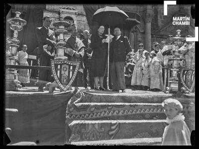 Enriqueta Garland de Prado, primera dama de la nación, discursando en Plaza de Armas del Cuzco dentro del marco del Segundo Congreso Eucarístico Diocesano del Cuzco