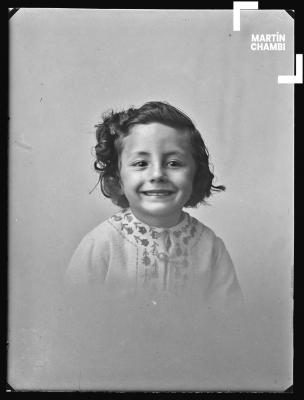 Retrato de niña no identificada en estudio fotográfico