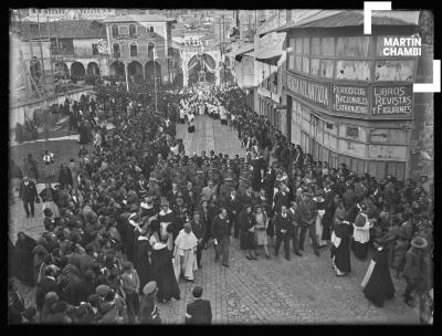 Autoridades civiles encabezando la procesión del Santísimo Sacramento en la carroza de plata dentro del marco del Segundo Congreso Eucarístico Diocesano del Cuzco