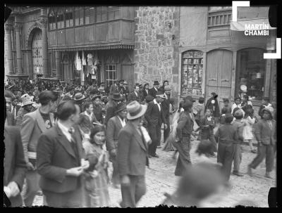 Procesión del Santísimo Sacramento en la carroza de plata dentro del marco del Segundo Congreso Eucarístico Diocesano del Cuzco