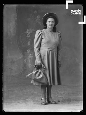 Retrato de mujer no identificada en estudio fotográfico