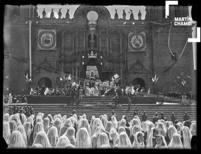 Enriqueta Garland de Prado, primera dama de la nación, discursando en Plaza de Armas del Cuzco dentro del marco del Segundo Congreso Eucarístico Diocesano del Cuzco