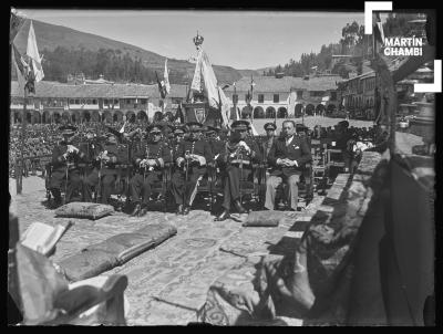 Autoridades civiles y militares en Plaza de Armas del Cuzco dentro del marco del Segundo Congreso Eucarístico Diocesano del Cuzco