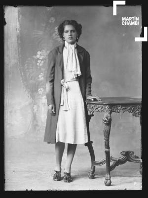 Retrato de mujer no identificada en estudio fotográfico