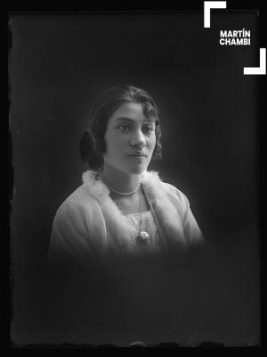 Retrato de mujer no identificada en estudio fotográfico