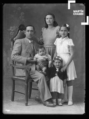 Retrato de familia no identificada en estudio fotográfico