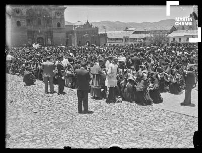 Comulgantes recibiendo la eucaristía en Plaza de Armas del Cuzco dentro del marco del Segundo Congreso Eucarístico Diocesano del Cuzco