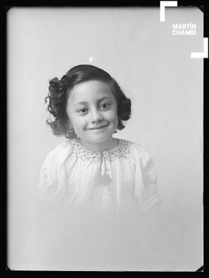 Retrato de niña no identificada en estudio fotográfico