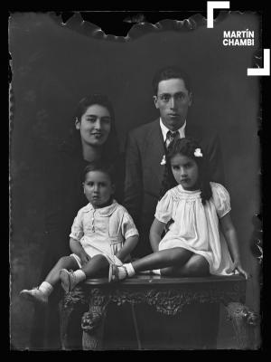 Retrato de familia no identificada en estudio fotográfico