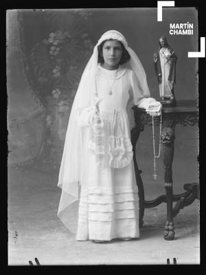 Retrato de niña no identificada en primera comunión en estudio fotográfico