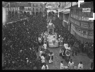 Procesión del Santísimo Sacramento en la carroza de plata dentro del marco del Segundo Congreso Eucarístico Diocesano del Cuzco