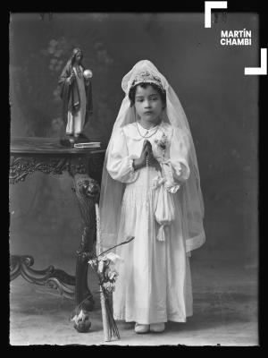 Retrato de niña no identificada en primera comunión en estudio fotográfico