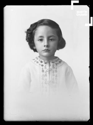 Retrato de niña no identificada en estudio fotográfico