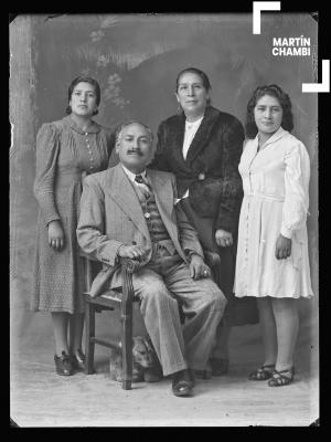 Retrato de familia no identificada en estudio fotográfico