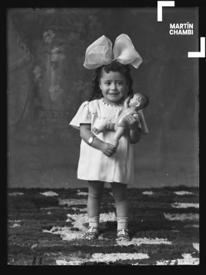 Retrato de niña no identificada en estudio fotográfico