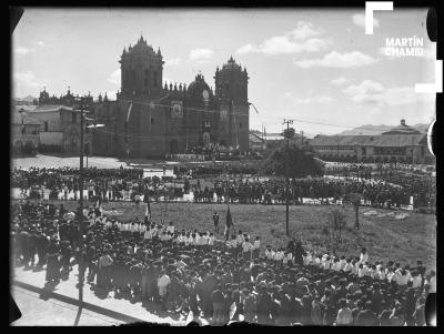 Escolares comulgantes en Plaza de Armas del Cuzco dentro del marco del Segundo Congreso Eucarístico Diocesano del Cuzco