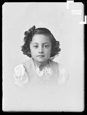 Retrato de niña no identificada en estudio fotográfico