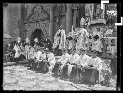 Fernando Cento, nuncio papal, oficiando misa en Plaza de Armas del Cuzco dentro del marco del Segundo Congreso Eucarístico Diocesano del Cuzco