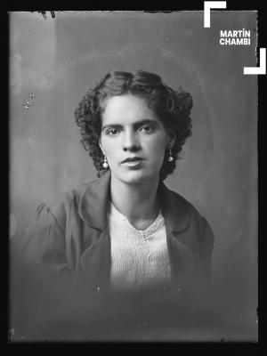 Retrato de mujer no identificada en estudio fotográfico