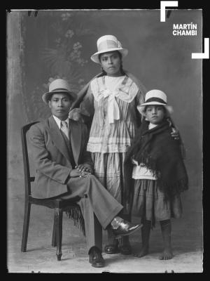 Retrato de padre e hijas no identificados en estudio fotográfico