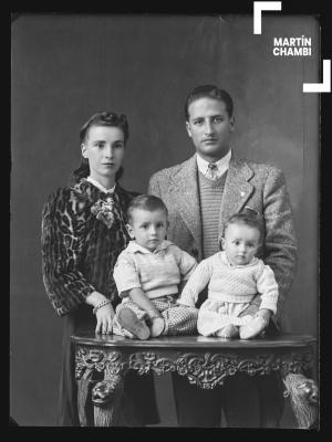 Retrato de familia no identificada en estudio fotográfico