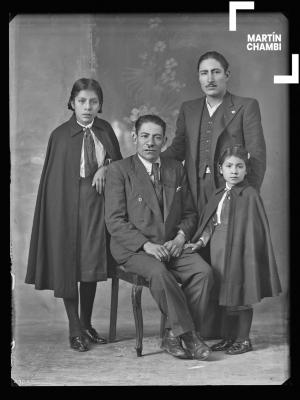 Retrato de familia no identificada en estudio fotográfico