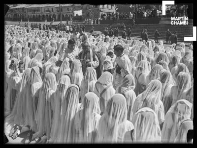 Jóvenes escolares comulgantes recibiendo la eucaristía en Plaza de Armas del Cuzco dentro del marco del Segundo Congreso Eucarístico Diocesano del Cuzco