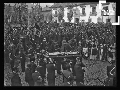 Procesión fúnebre de Luis Blanco Rodríguez con presencia de Carlos A. de la Jara, prefecto del Cuzco