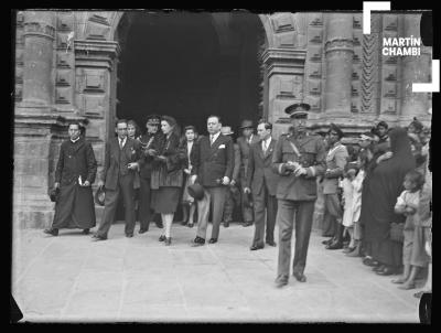 Visita de Enriqueta Garland de Prado, primera dama de la nación, al local de la Universidad del Cuzco con presencia de David Chaparro, alcalde del Cuzco, y Erasmo Roca, prefecto del Cuzco