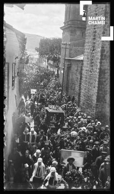 Procesión fúnebre de Alejandro Velasco Astete en calle Hospital