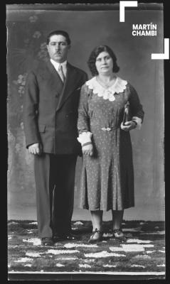Retrato de pareja no identificada en estudio fotográfico