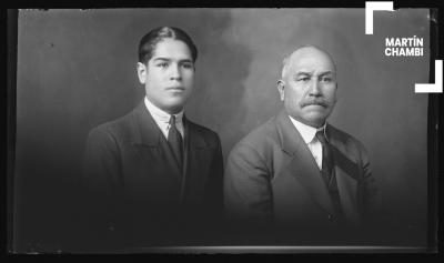 Retrato de hombres no identificados en estudio fotográfico