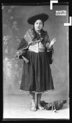 Retrato de mujer no identificada en traje tradicional en estudio fotográfico