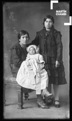 Retrato de familia no identificada en estudio fotográfico