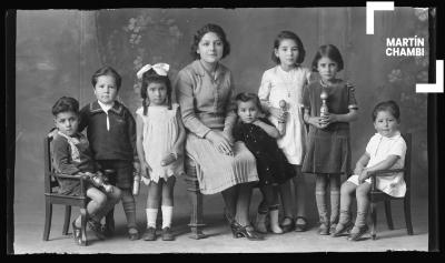 Retrato de familia no identificada en estudio fotográfico