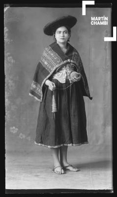 Retrato de mujer no identificada en traje tradicional en estudio fotográfico