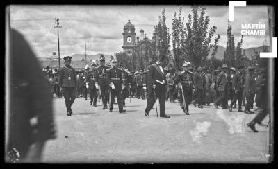 Desfile de autoridades con la presencia de Víctor M. Vélez, prefecto del Cuzco