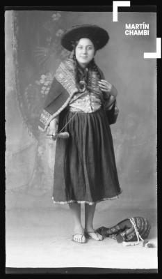 Retrato de mujer no identificada en traje tradicional en estudio fotográfico