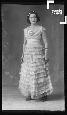 Retrato de mujer no identificada en estudio fotográfico