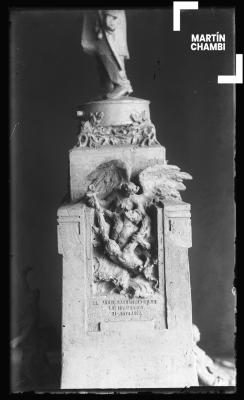 Reproducción fotográfica de escultura en honor a Miguel Grau Seminario. El Heroismo Titan del Mar Pacífico.8-BRE.1879