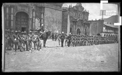 Ceremonia militar no identificada en la Plaza de Armas del Cuzco