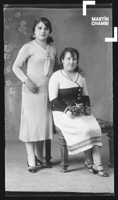 Retrato de mujeres no identificadas en estudio fotográfico