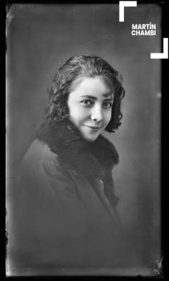 Retrato de mujer no identificada en estudio fotográfico