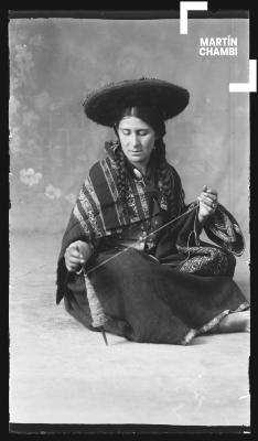 Retrato de mujer no identificada en traje tradicional en estudio fotográfico