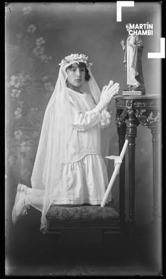 Retrato de niña no identificada en primera comunión en estudio fotográfico