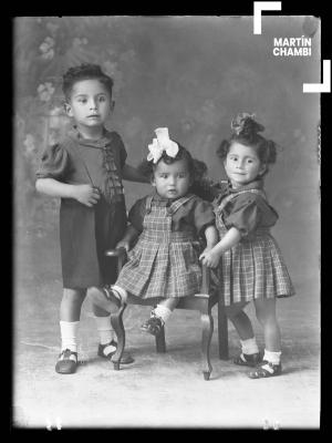 Retrato de niños no identificados en estudio fotográfico