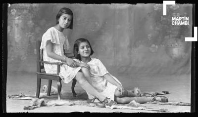 Retrato de niñas no identificadas en estudio fotográfico