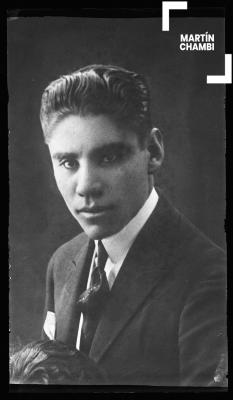 Reproducción fotográfica de imagen, retrato de hombre no identificado en estudio fotográfico